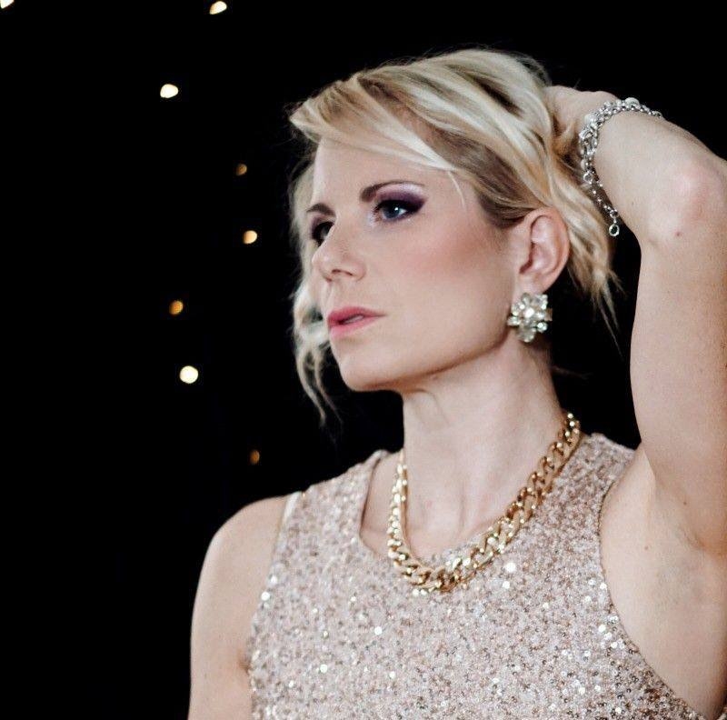 🎶 Quando il talento si tinge di gentilezza. 🎶

Brava Chiara, continua così! 👏🏼✨
#ChiaraRagnini #MusicaItaliana #TalentoItaliano #PonteLigure #Genova #Artista #BellaNotizia #Musica