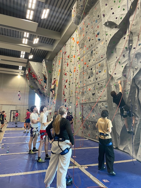 Mardi 3 mars, 25 élèves de l’Option EPS ESCALADE exploraient le grand mur qui jouxte l’Elispace. Belle expérience. Merci à ceux qui ont permis cette sortie.