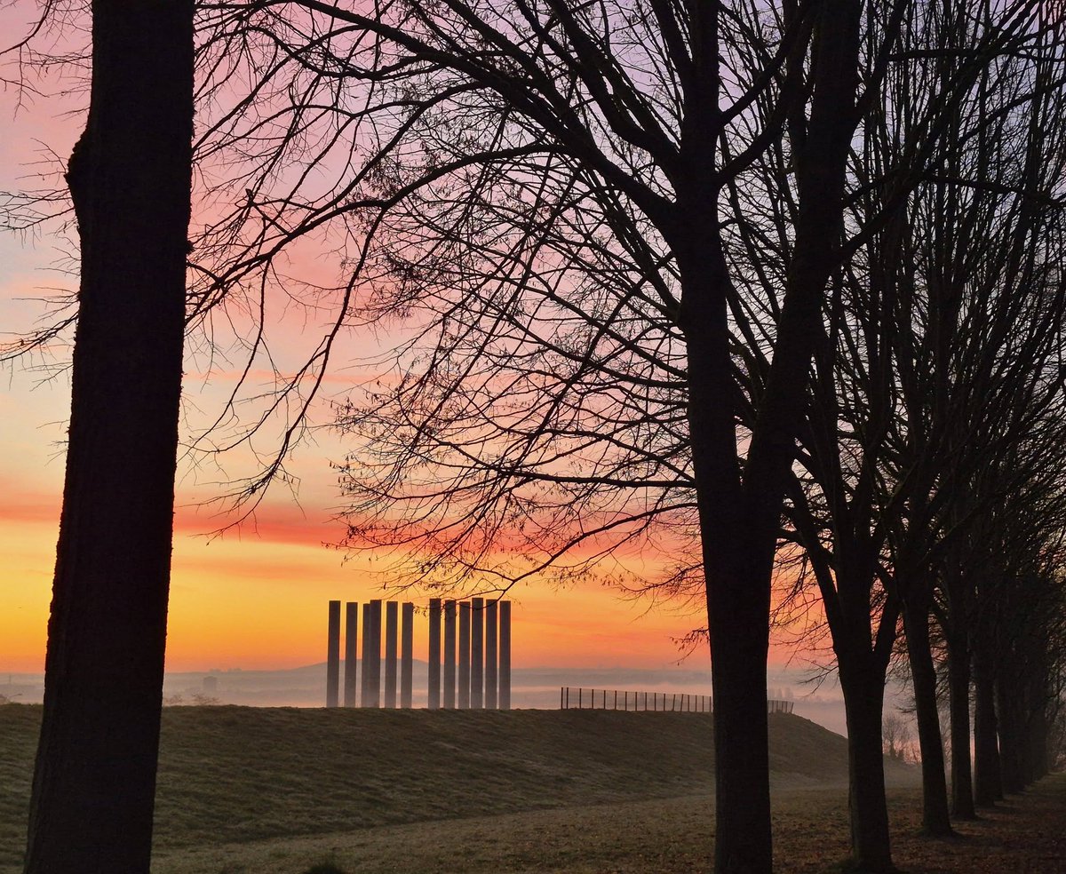 CergyPontoise95's tweet photo. #JeudiPhoto | Le printemps pointe le bout de son nez à l’#AxeMajeur 🌸☀️
Lever de soleil sur la pyramide, la passerelle rouge et les colonnes… Au fil des photos, la lumière s’installe doucement et réchauffe l’Axe Majeur.
Merci à Adé Laïde pour cette jolie balade matinale ! 😍🙌 https://t.co/YjUcniGgJx