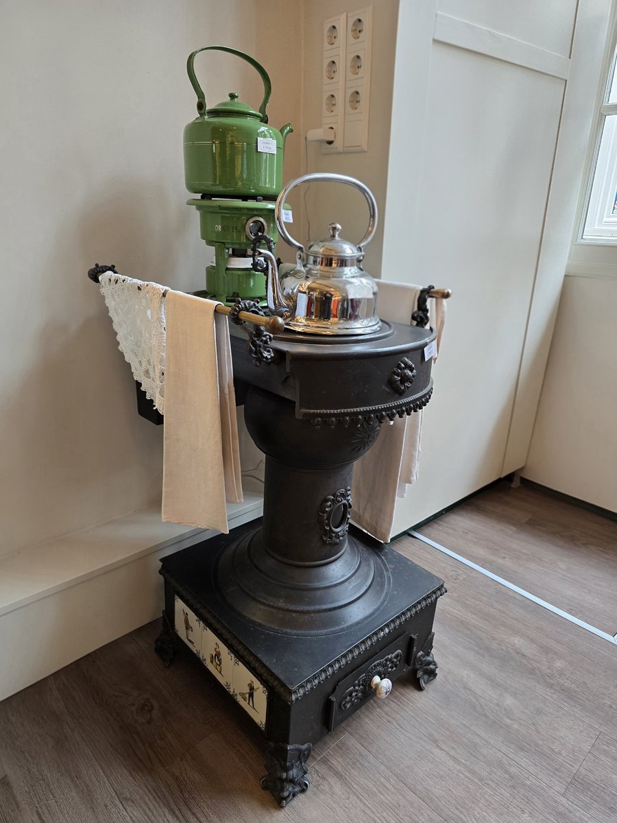 Michelleswinkel's tweet photo. Het lijkt op een houtkachel, maar het heeft een gasaansluiting. Voor de sier neerzetten kan ook. Aangezien wij straks geen ruimte meer hebben voor deze mooie kachel, bieden wij deze te koop aan.

Deze kachel kost €125,-.

#oudekachel #kachel #gasaansluiting #decoratie #vintage https://t.co/LApwmzgJAE