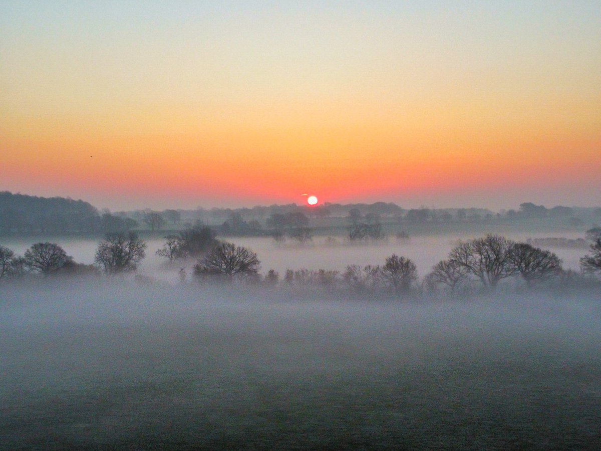 Sunrise this morning was so beautiful
Hazy sunrise with loads of misty fields
It's been a while since such a nice sunrise here with mist
A real pleasure to be out
Astley, Warwickshire 
<a href="/StormHour/">#StormHour</a> <a href="/ThePhotoHour/">#ThePhotoHour</a> #loveukweather <a href="/Shefali_oza/">Shefali Oza</a>