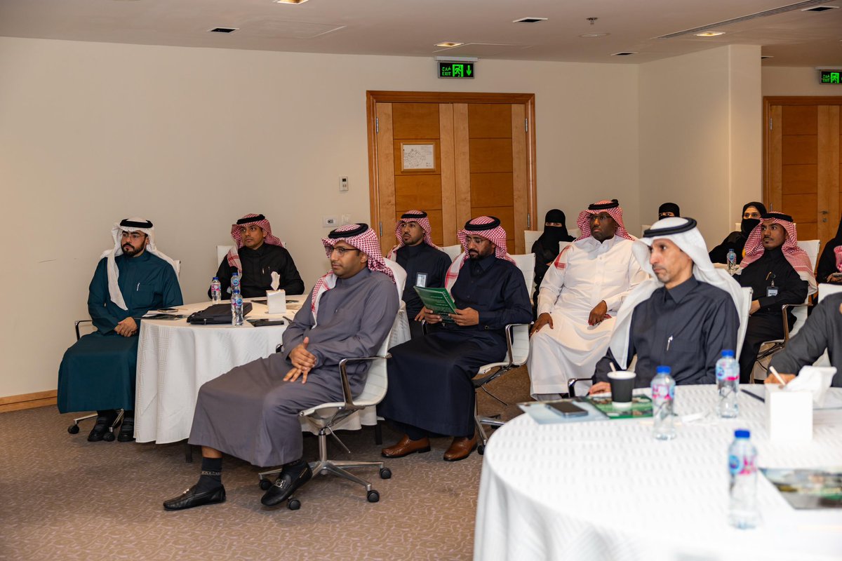 عقدت اللجان الفرعية ببرنامج المدن الصحية اجتماعا لمناقشة المهام والمبادرات المرتبطة بأهداف البرنامج، واستعراض خطط العمل ومؤشرات الأداء وتحديد الأدوار والمسؤوليات، بما يعزز تكامل الجهود بين الجهات المعنية ويسهم في تحقيق مستهدفات البرنامج بكفاءة وفاعلية.