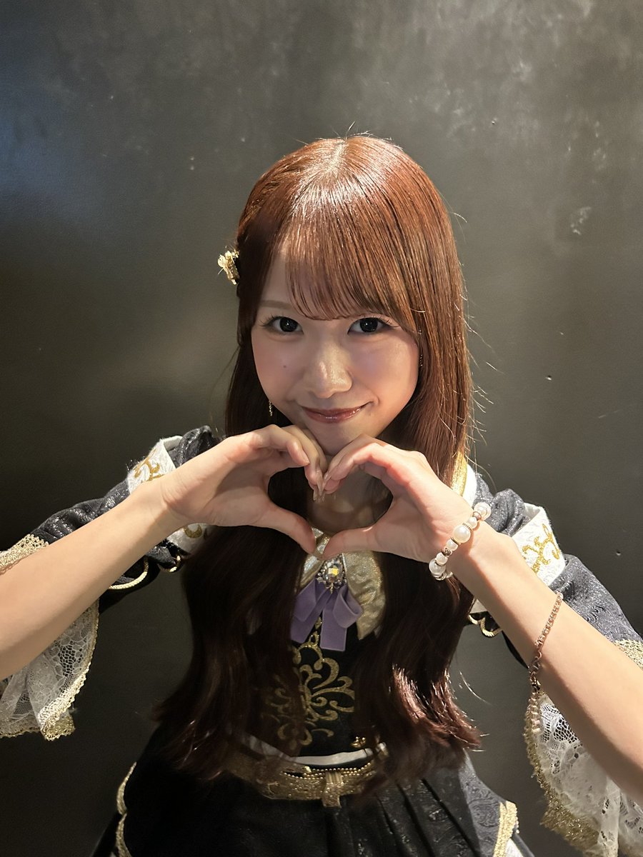 harupapiko's tweet photo. Marquee祭‼️久しぶりに遥夏ちゃんに会いにいった🥰ずっと変わらない優しくてかわいいお姉さん( ߹꒳​߹ )

チェキ撮ったことなくて写真が浮かび上がってくるんだよ！とか色々説明させてしまいましたありがとう😆
ライブ中もたくさん見てくれてありがとう私も大好き( •̀ᴗ•́ )/♡
#はるるんとはいポーズ https://t.co/qL1BXeoYfz