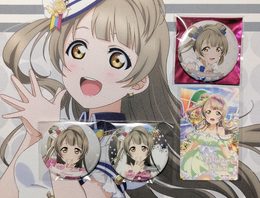 ことりちゃんのグッズ届いた(・8・)🤍 μ's×Aqoursの缶バッジ集めて痛バ