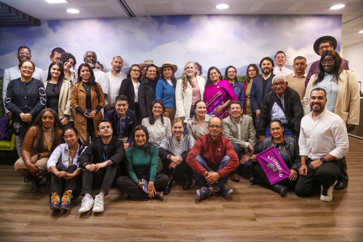 YackyCamposR's tweet photo. Muy complacida de cerrar con éxito nuestro Proyecto Litigio Estratégico en cooperación con MPTF - Naciones Unidas 🇺🇳 

Al equipo del Fondo Multidonante para la Paz, así como a los equipos de la Corporación Hileros, Humanidad Vigente, la Corporación Jurídica Yira Castro y la Comisión Colombiana de Juristas, nuestra gratitud. 

Trabajar entre la institucionalidad pública y las organizaciones de la sociedad civil sí es posible. 

Este cierre del proyecto responde a una necesidad concreta: fortalecer la etapa administrativa y judicial de los procesos de restitución en territorios en los que las brechas de acceso a la justicia son más pronunciadas.

Podemos señalar que este proyecto permitió avanzar en la sustanciación de casos priorizados con enfoque diferencial étnico, incorporar componentes ambientales y de género en los procesos de caracterización territorial, y fortalecer los canales de interlocución entre las organizaciones implementadoras y las Direcciones Territoriales de la Unidad. 

Son resultados concretos y verificables. Lo que sigue es consolidar lo adelantado, garantizar el tránsito adecuado de la documentación a los sistemas institucionales, y asegurar que los aprendizajes metodológicos de este ejercicio queden integrados en los procedimientos regulares de la Unidad. 

Agradezco al PNUD como agente de gestión del MPTF, a cada una de las organizaciones implementadoras y al equipo interno de la Unidad de Restitución de Tierras que acompañó el seguimiento técnico. La restitución de derechos étnico-territoriales es un mandato legal que esta entidad asume con toda la seriedad institucional que le corresponde.

¡Vamos por más! 🌺