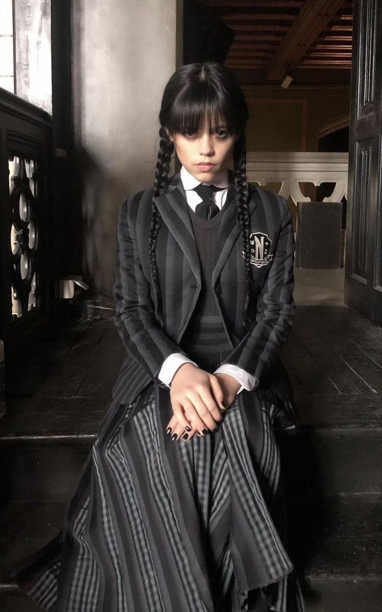 please beware this weird goth emo chick just knocked on my door loud asf at the ass crack of dawn to ask if ive seen a blonde wolf with pink and blue highlights around the area. y tf wld a wolf have colored highlights 😭🤦‍♀️ these door to door mlm salesmen r getting smart yall