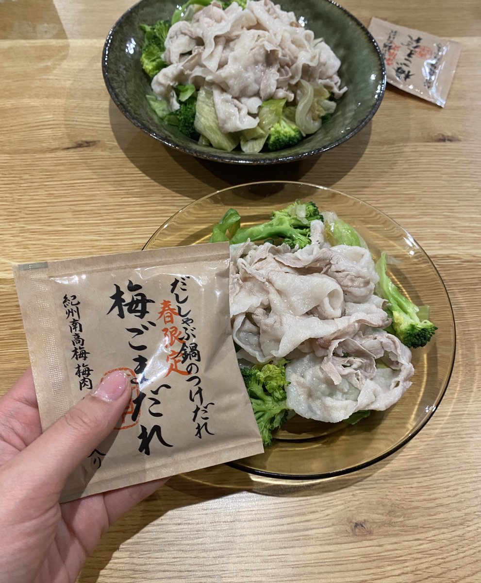 shiotan_lemon_'s tweet photo. ハマりすぎてまた買って、この前のとでごまだれが余ったから温しゃぶサラダに使った🥗レタスしゃぶじゃぶ用の豚を出汁で茹でたらほんまに美味しい。ブロッコリーはレンチン。 https://t.co/L4seL4HIPK