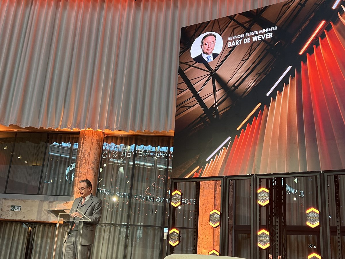 DeFlik's tweet photo. Ik was gisteren aanwezig zijn bij de lancering van het #techmanifest in het indrukwekkende @Wintercircus_BE (ja, ja er is ook leven op de parking 😉) Een plek die symbool staat voor transformatie .. van industriële arena naar digitale broedplaats. Er werd, oa door onze premier @BartDeWever gesproken over technologie, innovatie en de toekomst van onze samenleving.
Wat mij vooral bijblijft, is hoe duidelijk het is dat technologie vandaag geen sector meer is. Ze is de infrastructuur van onze samenleving geworden. Alles wordt digitaal, verbonden en data-gedreven… dus ook onze veiligheid!!
Dit raakt rechtstreeks aan de kern van wat ik met @DeNieuwePolitie probeer te benoemen. Politiewerk kan niet langer uitsluitend fysiek georganiseerd zijn in wijken, commissariaten en interventies. De werkelijkheid waar burgers in leven is ondertussen ook digitaal. Criminaliteit, informatie, beïnvloeding, samenwerking en zelfs vertrouwen bewegen zich vandaag evenzeer in netwerken en platforms.
De inzichten uit het techmanifest bevestigen daarom een overtuiging: de politie van morgen moet een netwerkorganisatie zijn die even comfortabel opereert in digitale ecosystemen als op straat. Technologie mag geen ondersteunende dienst zijn aan de rand van de organisatie, maar moet deel worden van het vakmanschap van elke politiemedewerker.
Net zoals het Wintercircus zichzelf opnieuw heeft uitgevonden, staat ook politiewerk voor zo’n transformatie. Niet om technologie te omarmen omwille van technologie, maar om dichter bij de realiteit van burgers te blijven.
De uitdaging voor De Nieuwe Politie blijft dus dezelfde, maar wordt steeds urgenter: een politie bouwen die even sterk is in netwerken als in hiërarchie, even aanwezig in data als op straat, en even toekomstgericht als betrouwbaar.
De gesprekken van gisteren hebben mij daarin alleen maar gesterkt. De toekomst van veiligheid zal digitaal én menselijk zijn. En precies daar ligt de opdracht voor de #politie van morgen. @CPL_Belgium @Crime_UGent @vvsg @BeSafeBEL @veliyuksel