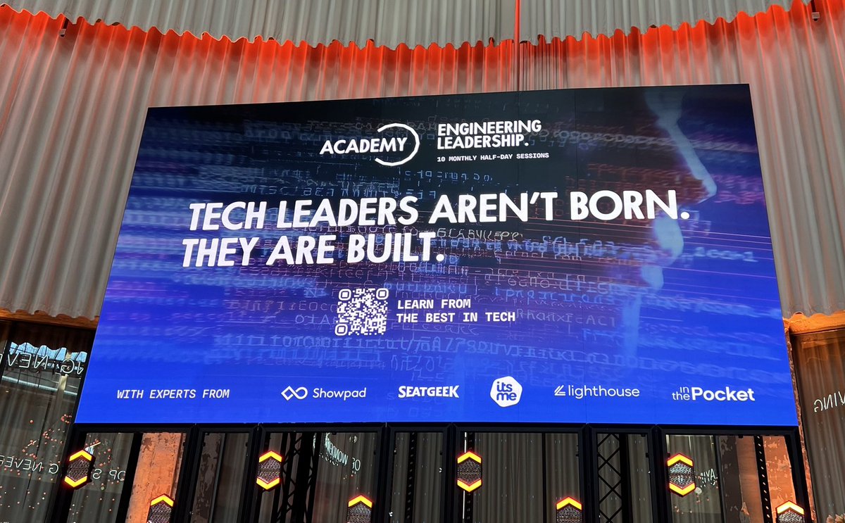 DeFlik's tweet photo. Ik was gisteren aanwezig zijn bij de lancering van het #techmanifest in het indrukwekkende @Wintercircus_BE (ja, ja er is ook leven op de parking 😉) Een plek die symbool staat voor transformatie .. van industriële arena naar digitale broedplaats. Er werd, oa door onze premier @BartDeWever gesproken over technologie, innovatie en de toekomst van onze samenleving.
Wat mij vooral bijblijft, is hoe duidelijk het is dat technologie vandaag geen sector meer is. Ze is de infrastructuur van onze samenleving geworden. Alles wordt digitaal, verbonden en data-gedreven… dus ook onze veiligheid!!
Dit raakt rechtstreeks aan de kern van wat ik met @DeNieuwePolitie probeer te benoemen. Politiewerk kan niet langer uitsluitend fysiek georganiseerd zijn in wijken, commissariaten en interventies. De werkelijkheid waar burgers in leven is ondertussen ook digitaal. Criminaliteit, informatie, beïnvloeding, samenwerking en zelfs vertrouwen bewegen zich vandaag evenzeer in netwerken en platforms.
De inzichten uit het techmanifest bevestigen daarom een overtuiging: de politie van morgen moet een netwerkorganisatie zijn die even comfortabel opereert in digitale ecosystemen als op straat. Technologie mag geen ondersteunende dienst zijn aan de rand van de organisatie, maar moet deel worden van het vakmanschap van elke politiemedewerker.
Net zoals het Wintercircus zichzelf opnieuw heeft uitgevonden, staat ook politiewerk voor zo’n transformatie. Niet om technologie te omarmen omwille van technologie, maar om dichter bij de realiteit van burgers te blijven.
De uitdaging voor De Nieuwe Politie blijft dus dezelfde, maar wordt steeds urgenter: een politie bouwen die even sterk is in netwerken als in hiërarchie, even aanwezig in data als op straat, en even toekomstgericht als betrouwbaar.
De gesprekken van gisteren hebben mij daarin alleen maar gesterkt. De toekomst van veiligheid zal digitaal én menselijk zijn. En precies daar ligt de opdracht voor de #politie van morgen. @CPL_Belgium @Crime_UGent @vvsg @BeSafeBEL @veliyuksel