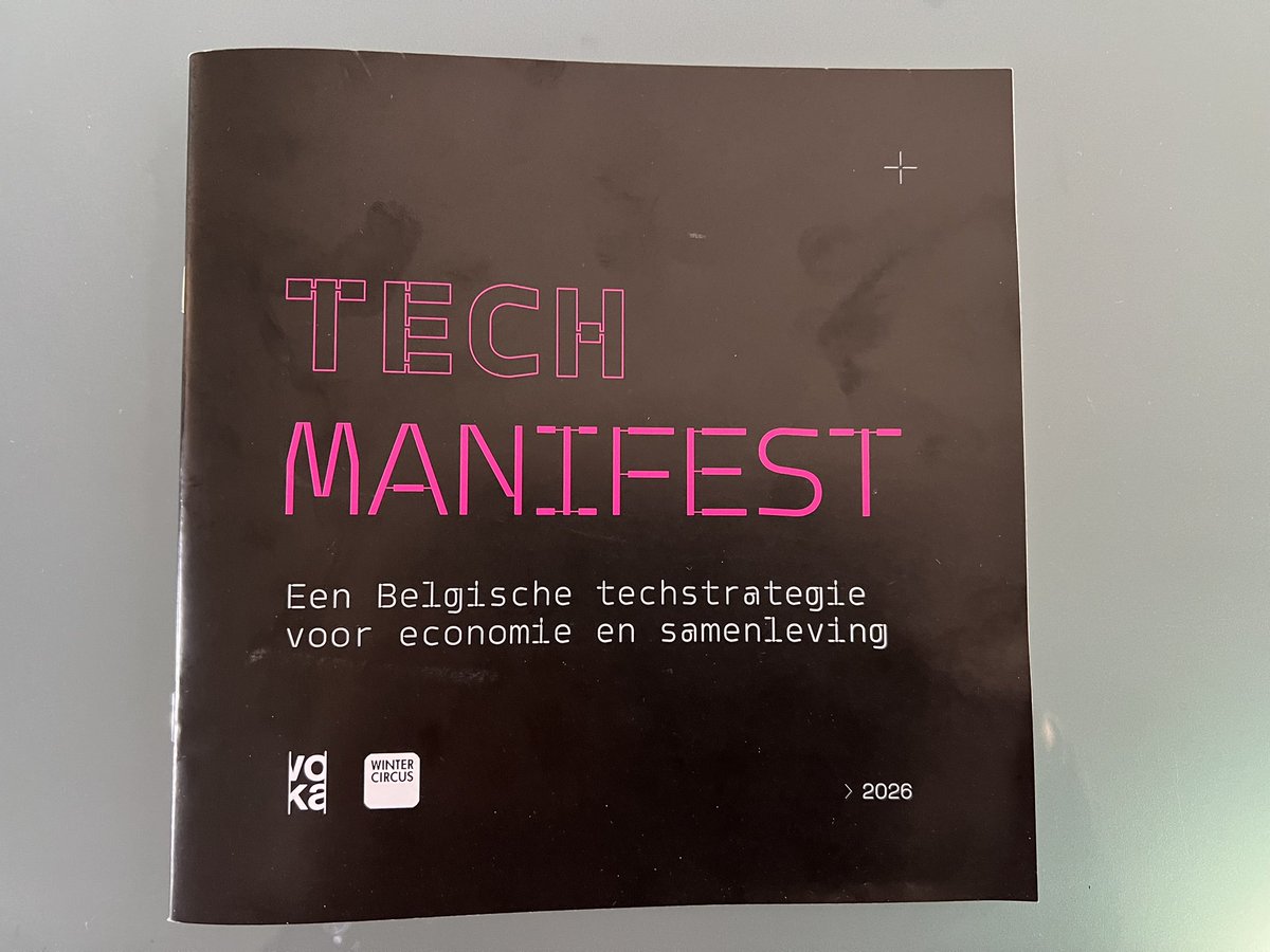 DeFlik's tweet photo. Ik was gisteren aanwezig zijn bij de lancering van het #techmanifest in het indrukwekkende @Wintercircus_BE (ja, ja er is ook leven op de parking 😉) Een plek die symbool staat voor transformatie .. van industriële arena naar digitale broedplaats. Er werd, oa door onze premier @BartDeWever gesproken over technologie, innovatie en de toekomst van onze samenleving.
Wat mij vooral bijblijft, is hoe duidelijk het is dat technologie vandaag geen sector meer is. Ze is de infrastructuur van onze samenleving geworden. Alles wordt digitaal, verbonden en data-gedreven… dus ook onze veiligheid!!
Dit raakt rechtstreeks aan de kern van wat ik met @DeNieuwePolitie probeer te benoemen. Politiewerk kan niet langer uitsluitend fysiek georganiseerd zijn in wijken, commissariaten en interventies. De werkelijkheid waar burgers in leven is ondertussen ook digitaal. Criminaliteit, informatie, beïnvloeding, samenwerking en zelfs vertrouwen bewegen zich vandaag evenzeer in netwerken en platforms.
De inzichten uit het techmanifest bevestigen daarom een overtuiging: de politie van morgen moet een netwerkorganisatie zijn die even comfortabel opereert in digitale ecosystemen als op straat. Technologie mag geen ondersteunende dienst zijn aan de rand van de organisatie, maar moet deel worden van het vakmanschap van elke politiemedewerker.
Net zoals het Wintercircus zichzelf opnieuw heeft uitgevonden, staat ook politiewerk voor zo’n transformatie. Niet om technologie te omarmen omwille van technologie, maar om dichter bij de realiteit van burgers te blijven.
De uitdaging voor De Nieuwe Politie blijft dus dezelfde, maar wordt steeds urgenter: een politie bouwen die even sterk is in netwerken als in hiërarchie, even aanwezig in data als op straat, en even toekomstgericht als betrouwbaar.
De gesprekken van gisteren hebben mij daarin alleen maar gesterkt. De toekomst van veiligheid zal digitaal én menselijk zijn. En precies daar ligt de opdracht voor de #politie van morgen. @CPL_Belgium @Crime_UGent @vvsg @BeSafeBEL @veliyuksel