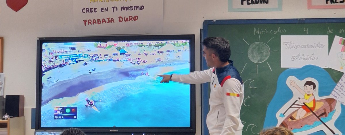 deportemalaga's tweet photo. El 7 veces campeón del mundo de #remodemar 🚣, Adrián Miramón, participó ayer en una sesión del programa de @malaga #Deporteenacción ⚽️🚣‍♀️🚴‍♂️. La visita fue al CEIP Cristo de Mena de @distrito1malaga en la que el malagueño dio una clase sobre su especialidad y hábitos saludables https://t.co/Lx7sHoMzlb