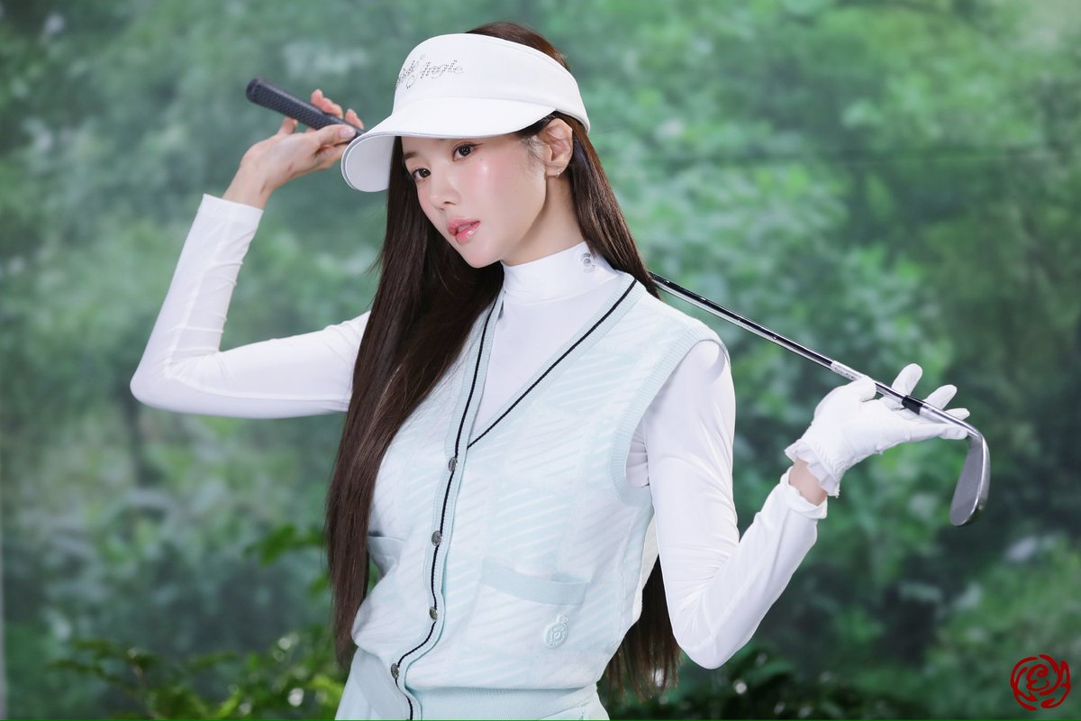 KWONEUNBI's tweet photo. [📝] 권은비가 선보이는 2026 S/S 패션

내 봄 .. 🌸 .. 내 여름 .. 🌊 ..
권은비 .. 🐰⛳💓

▶ https://t.co/NapKgROVXS

#권은비 #KWONEUNBI https://t.co/SItWr20smi