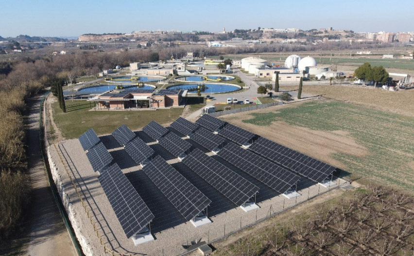 aqualia's tweet photo. 🤔 ¿Sabías que en #Aqualia transformamos las aguas residuales en energía limpia?
Gracias a la digitalización y a proyectos de #innovación 💡 como All-Gas, ECLOSION y Life Phoenix, avanzamos hacia la autosuficiencia energética y la descarbonización total. 
No solo depuramos #agua: la transformamos en el motor del cambio hacia la #EconomíaCircular ♻️.
🌟 Un ejemplo de este compromiso es la EDAR de Lleida, pionera en España al certificar la neutralidad de carbono en sus procesos.
🌐 Descubre más en nuestro #IS2024 ➡️https://t.co/YqoLBE07bE

#DíaMundialDeLaEficienciaEnergética ⚡️