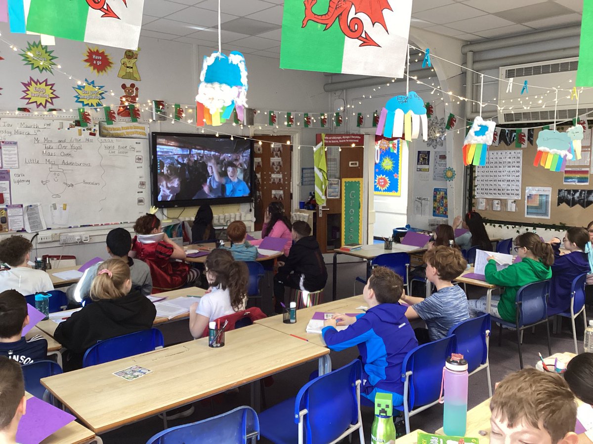 MaesOwen's tweet photo. Dosbarth Miss Topping are all dressed up and excited for our @WorldBookDayUK #BBCLiveLesson 📚 https://t.co/zpHvqluOjH