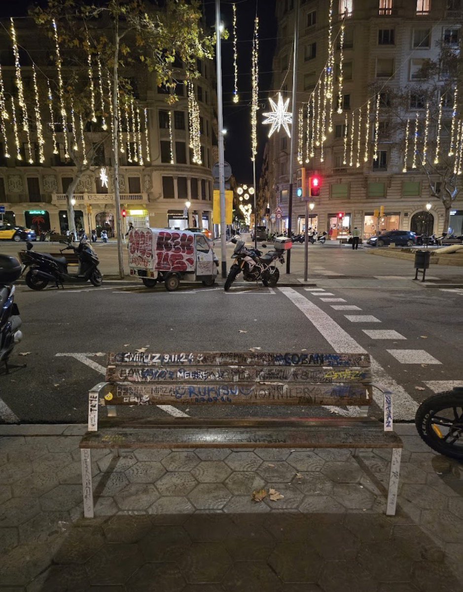 İspanyollar Barselona’daki bu bankın olayını bilse kafayı yer xD  🇪🇸❤️🇹🇷