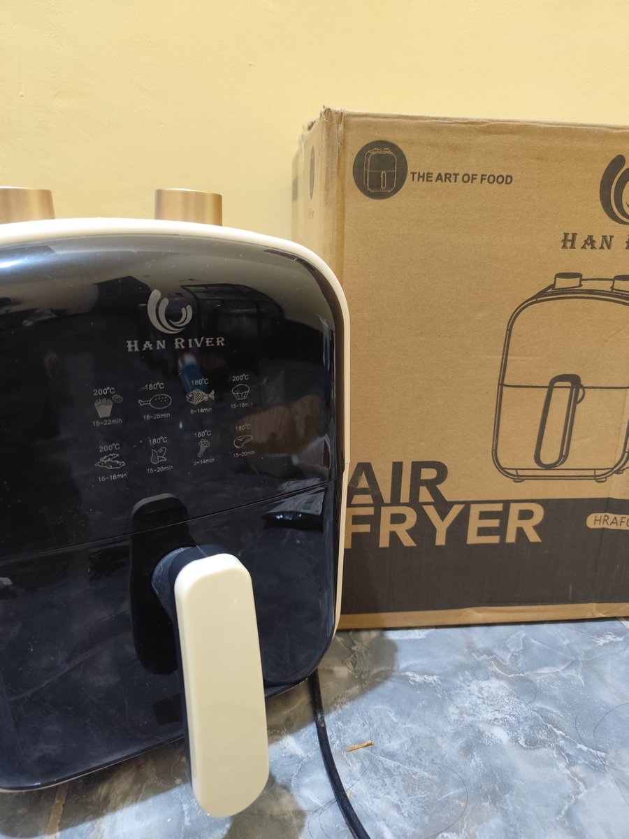 ze_p0p's tweet photo. Halo, kalau ada yang lagi mencari air fryer. Aku mau menjual air fryer ku hanya river hehe. Karena wattnya kebesaran di kos baruku :") Details cont.👇🏽🌟 https://t.co/HGCUpINy1z