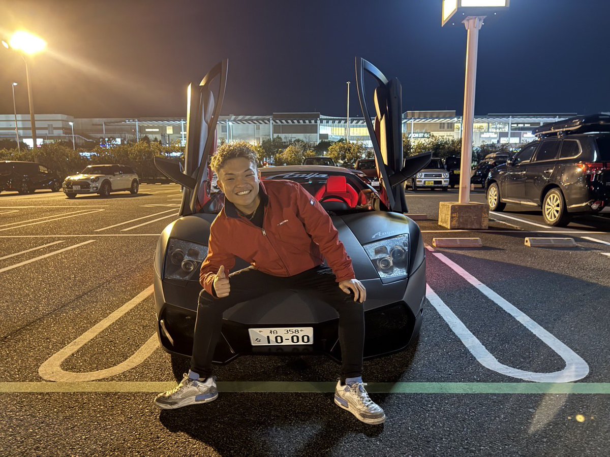 Anija_Zonda's tweet photo. 高校の卒業式
ランボルギーニで出席するらしい（笑）

こんなクソガキ聞いたことがない！ https://t.co/KJRRZACJEM