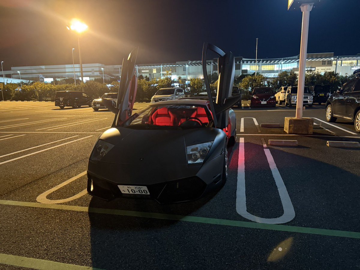 Anija_Zonda's tweet photo. 高校の卒業式
ランボルギーニで出席するらしい（笑）

こんなクソガキ聞いたことがない！ https://t.co/KJRRZACJEM