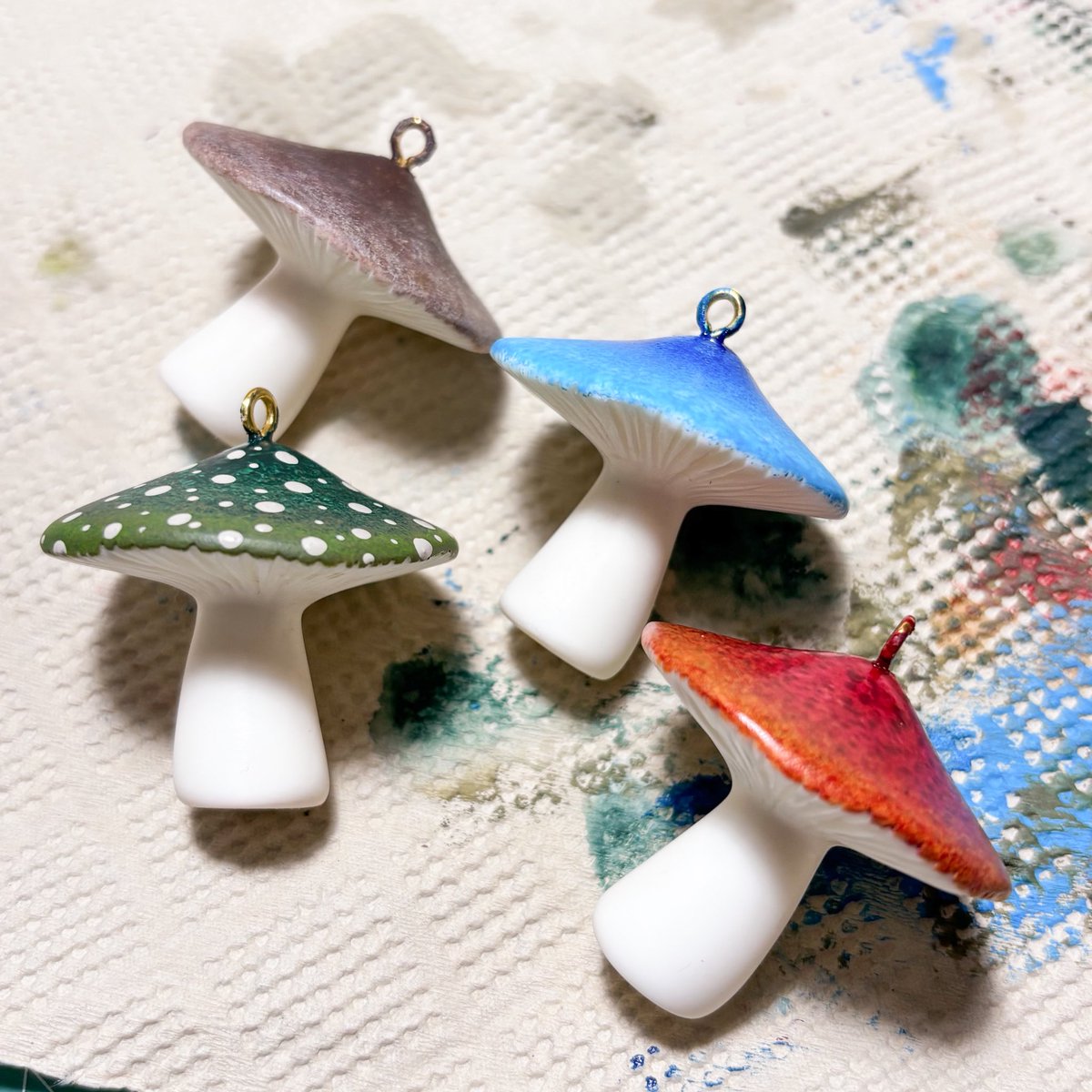 キノコのペンダントの傘を塗装中🍄🌿 リーゼの庭の木ノ小人さんと同じ