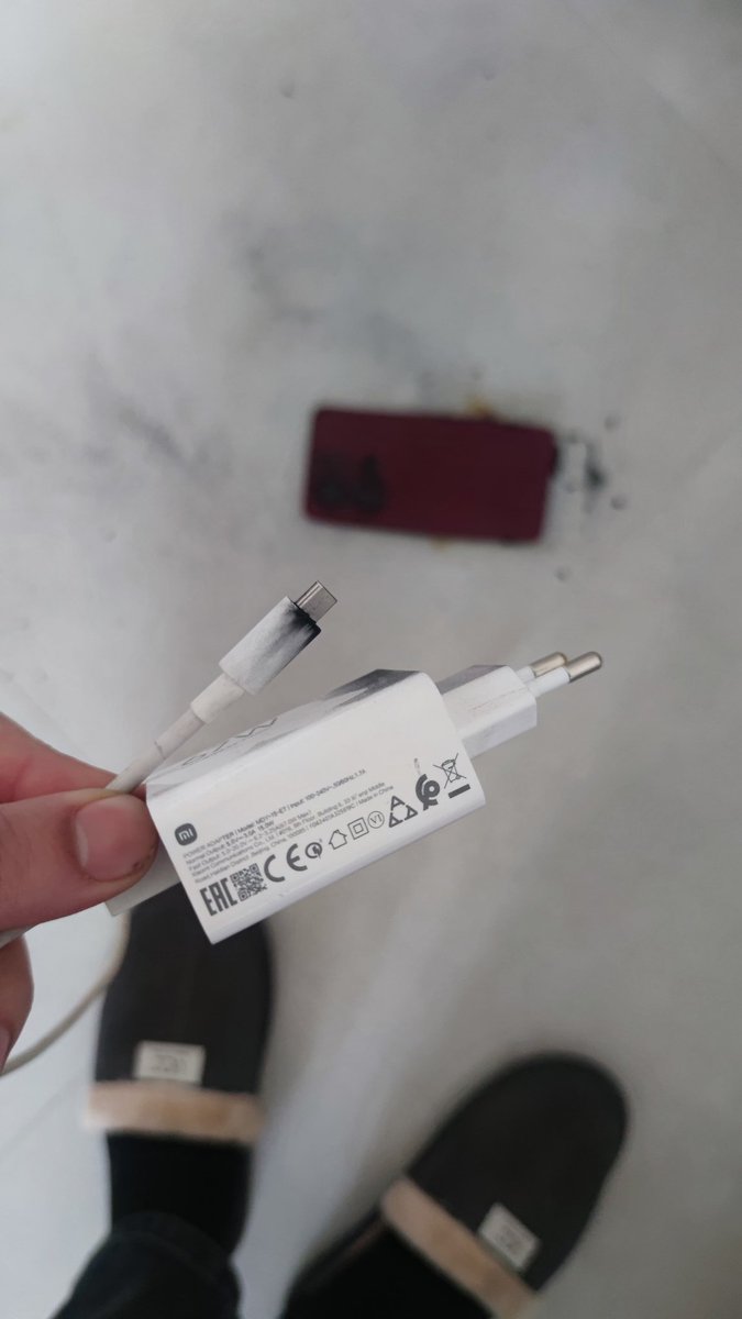 sule_yildiz's tweet photo. 16/06/2024 tarihinde almış olduğum Xiomi Redmi Note 13 pro telefonun 13/02/2026 tarihinde sarjda patlamış alev almış maddi ve manevi hasar oluşmuştur.Sürecin takibi ile alakalı Xiomi hasarımı karşılamamıştır.#Xiaomi #PatlayanTelefon #Xiaomiturkey #Xiaomipatlama #Xiaomimağduriyet https://t.co/q36ogJz6G5