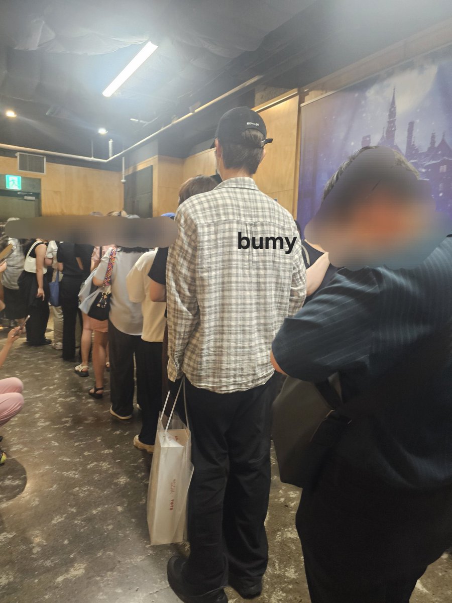 nineonesixxx's tweet photo. 어어 당연히 탬인이 형이 찍어줬겠지..
구도를 봐
일반인들 사이에 피어난 초대형 장미를 엄지공주로 만들어줬잖아.. https://t.co/SjIIuCnn3A