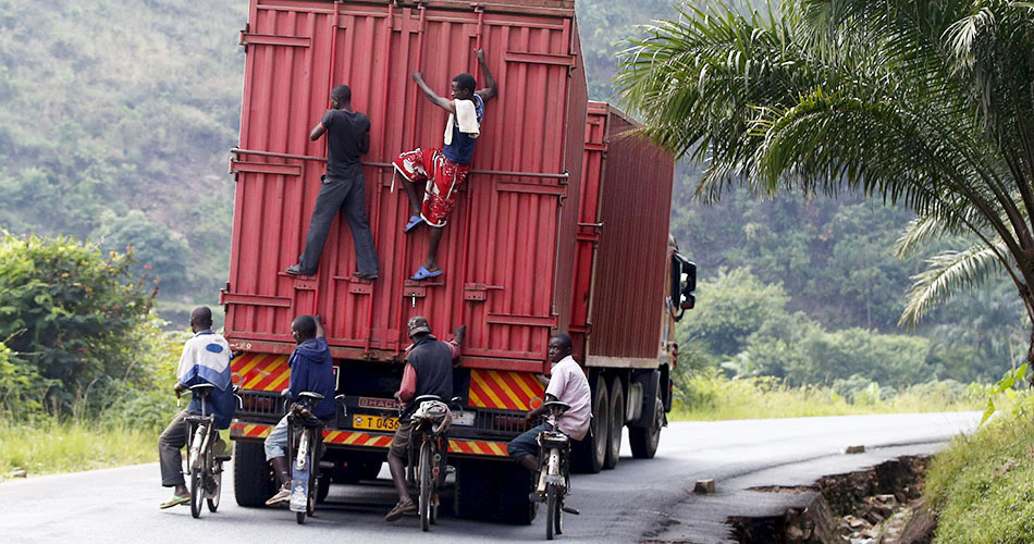MagazineJimbere's tweet image. 🚫 La pratique du « Dunyuri », qui consiste à voyager en s’accrochant à l’arrière des camions poids lourds, est désormais interdite dans la commune de #Muyinga(@BuhumuzaProvinc), dans un communiqué publié ce 04 mars 2026

⚖️ L’administrateur communal, Amédé Misago, prévient que