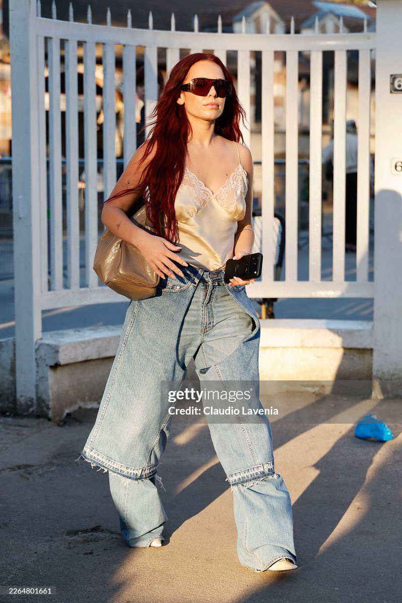 Rose Gray no desfile da coleção de Outono/Inverno da Stella McCartney na Paris Fashion Week