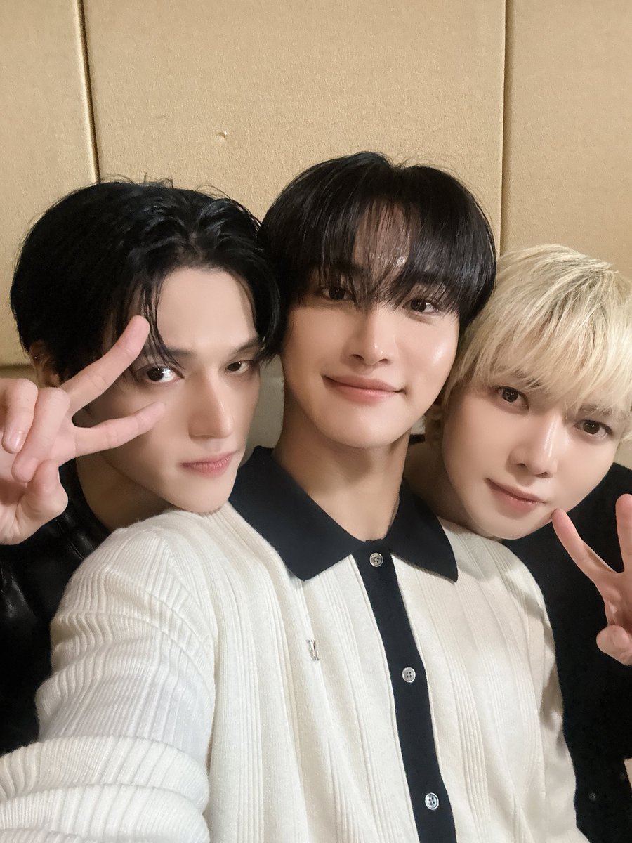 seonghwa looks like having the angel and the devil on his shoulders