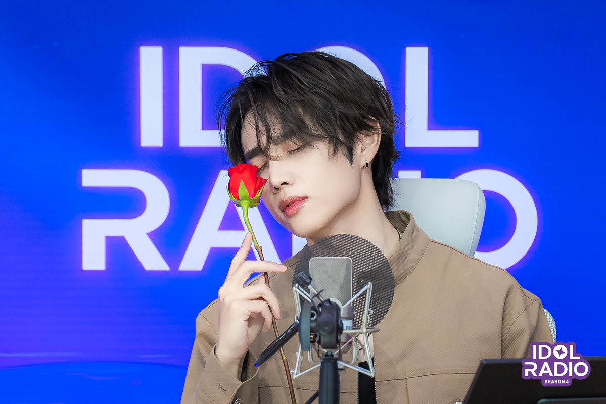 EP#203 오늘의 아돌라 입장 CODE 🗝️ 에버글로우💜 (DJ 선우)

장미를 든 떤디
아구 무서워 ❣️

<a href="/THEBOYZ_officl/">더보이즈 (THE BOYZ)</a>

#MBC #IDOLRADIO #아이돌라디오 #더보이즈 #선우