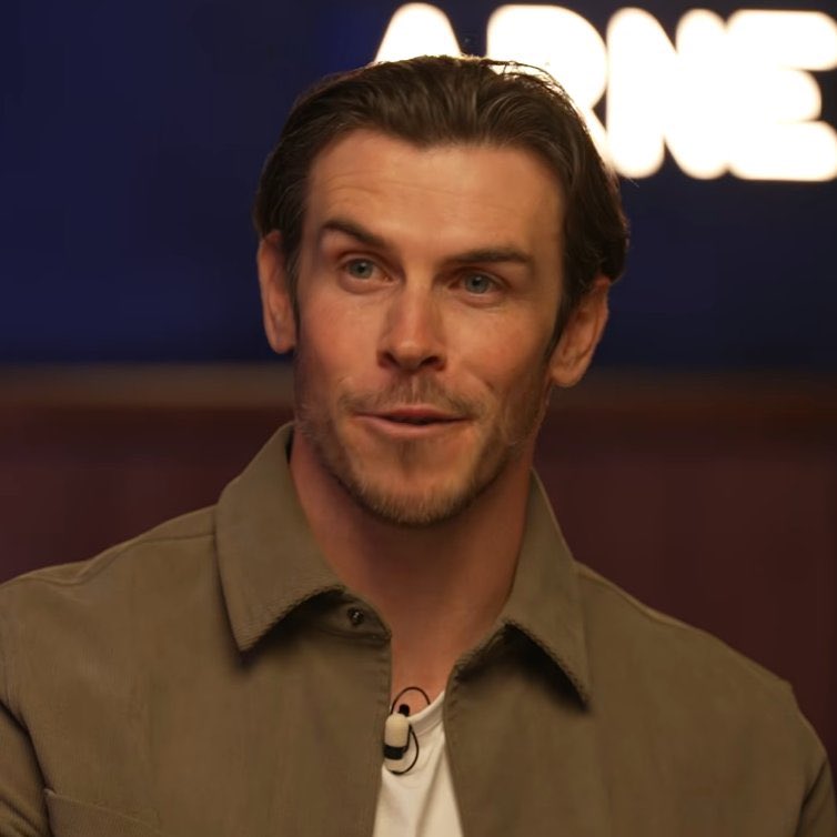 🎙️ Gareth Bale: "Zidane como treinador? Para ser honesto, ele não fez muita coisa. Nós fazíamos um POUCO de tática antes de enfrentar o Barça ou o Bayern. 15 minutos de tática defensiva."

"Fora isso, foram apenas alguns treinos de posse de bola, finalizações a gol e depois ir