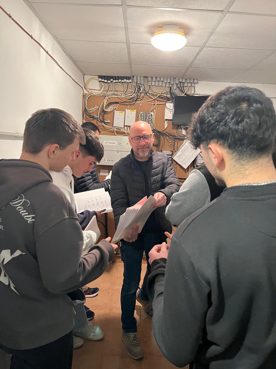 Nuestro alumnado de 2°GM Instalaciones de Telecomunicaciones, 1°GS de Sistemas de Telecomunicaciones e Informáticos y 2°GS Sistemas Electrotécnicos y Automáticos, una instalación de ICT en Villena de la mano de Paco Torres, un gran profesional del sector
#ieslatorretaelda #fp