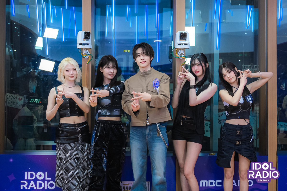 EP#203 오늘의 아돌라 입장 CODE 🗝️ 에버글로우💜 (DJ 선우)

독한 그룹 에버글로우의 
독하게 좋은 노래와
에바-적인 토크로 가득 채운 시간😉
다들 #CODE 하세요🫶

<a href="/THEBOYZ_officl/">더보이즈 (THE BOYZ)</a>
<a href="/everglow_offcl/">EVERGLOW (에버글로우)</a>

#MBC #IDOLRADIO #아이돌라디오 #더보이즈 #선우 #EVERGLOW #에버글로우