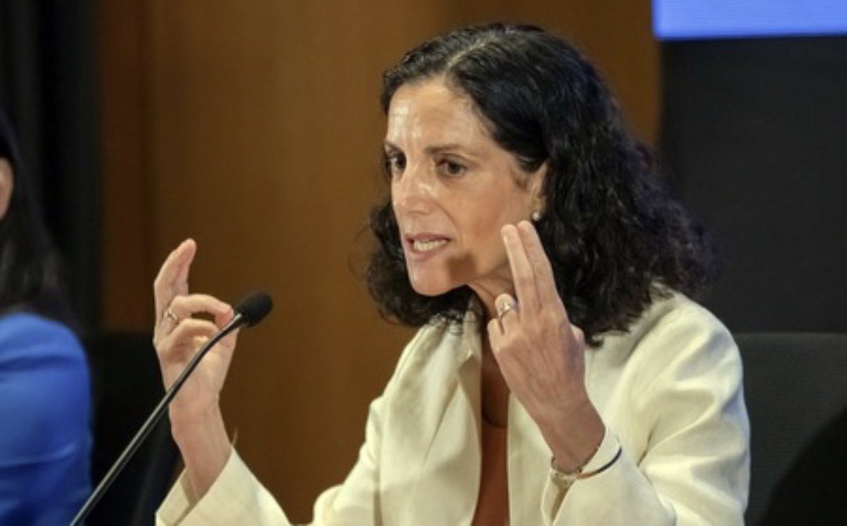 🔴 MILONARIA EXONERACIÓN 

✔️ La ex ministra de Economía Azucena Arbeleche "violentó las normas de conducta en la función pública" al firmar millonaria exoneración de impuestos a empresa en que su esposo era gerente general, según la JUTEP.

✔️ La denuncia había sido presentada