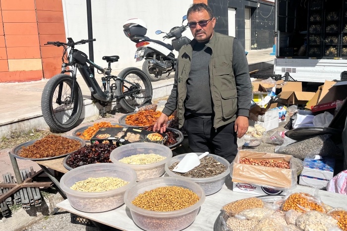 sevincozarslan8's tweet photo. Kuruyemiş satarak geçimini sağlayan kanser hastası KHK'lı sınıf öğretmeni Arif Büyükgursak'ın çığlığı: 

"Kanser hastasıyım, yüzde 65 engelli raporum var, cezam bugün onandı, dua edin arkadaşlar”

https://t.co/SmQHTWV73f