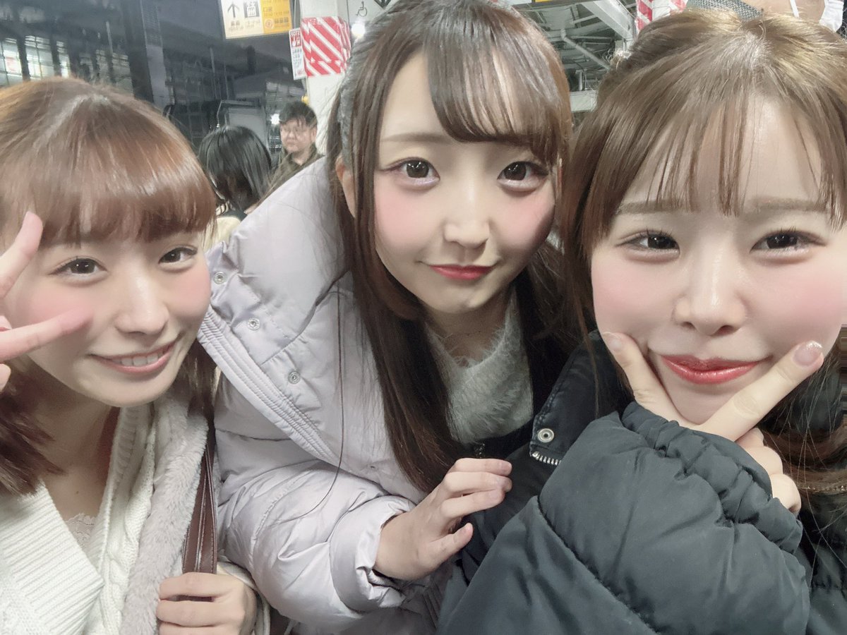 uta_tritone's tweet photo. 本日は初めて3人だけのLIVEでした❣️🙌

こんなレアな日に来てくれてありがとう🍓

次のLIVEは20祝日(金)→詩の生誕祭です✨️
まってるね🧸☘️ https://t.co/Mt25PqwsDT