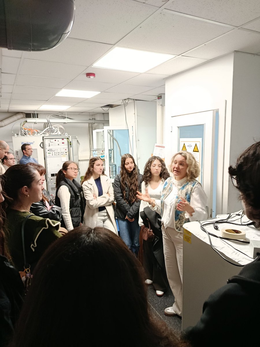 SEMOC_IIBM's tweet photo. 💬Mañana de Ruta Científica en el @IIBmCSICUAM con los alumnos de 2°Bach del Colegio "Divina Pastora" que han aprendido un montón sobre #microscopia #SEMOC , #RMN @RMN_Bio #calorimetría y #Alzheimer con Ignacio Silva @ignaciosilva96 de @Isalabe13
🔬🐁🧠
Suerte con la PAU!💪🏆 https://t.co/Fj6LVo9hnI