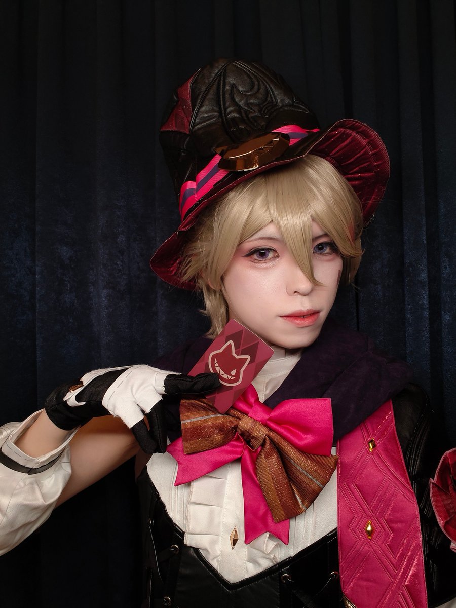 カードを差し出すこのポーズどうかな？ 

#林尼 #cosplay