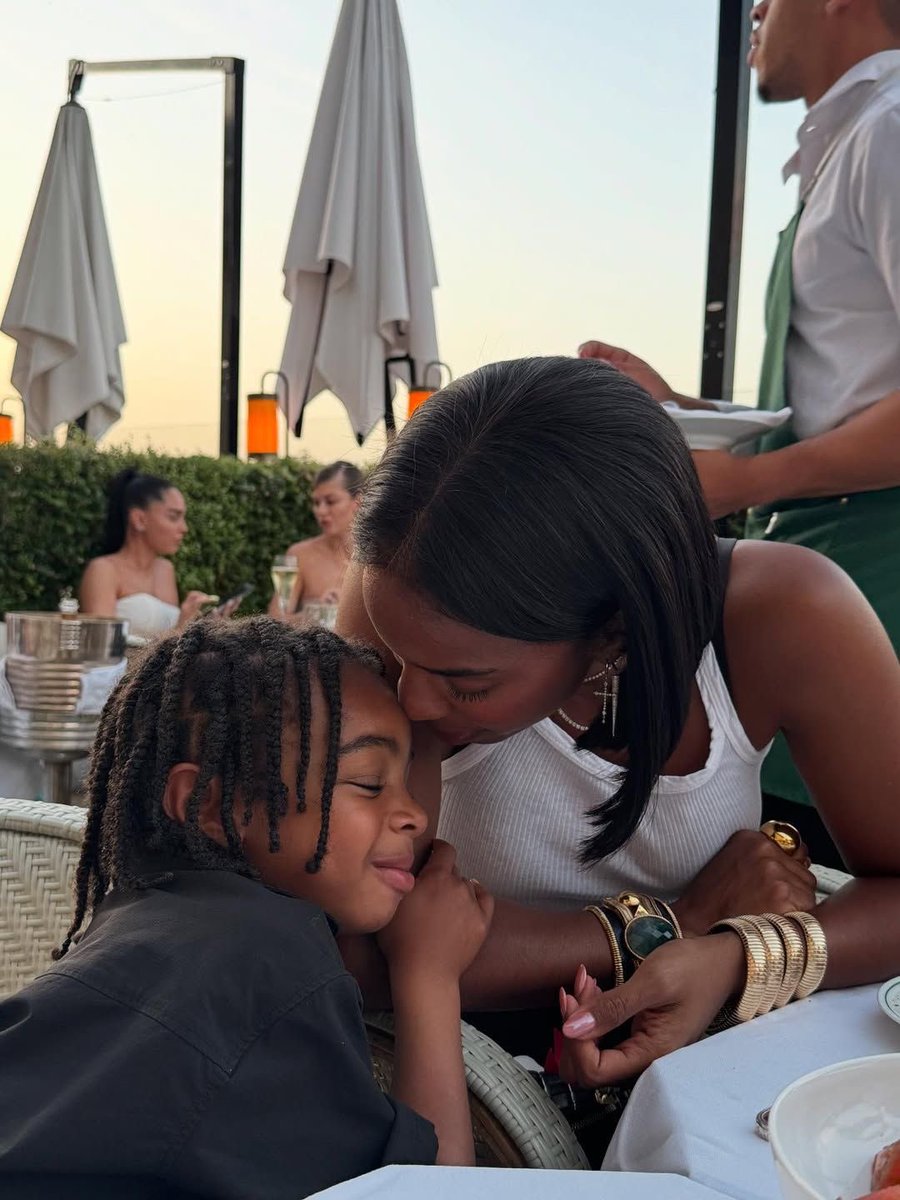 BadestMelanin's tweet photo. Goals 💘 >>>> mum &amp; son https://t.co/chuKGEqr56