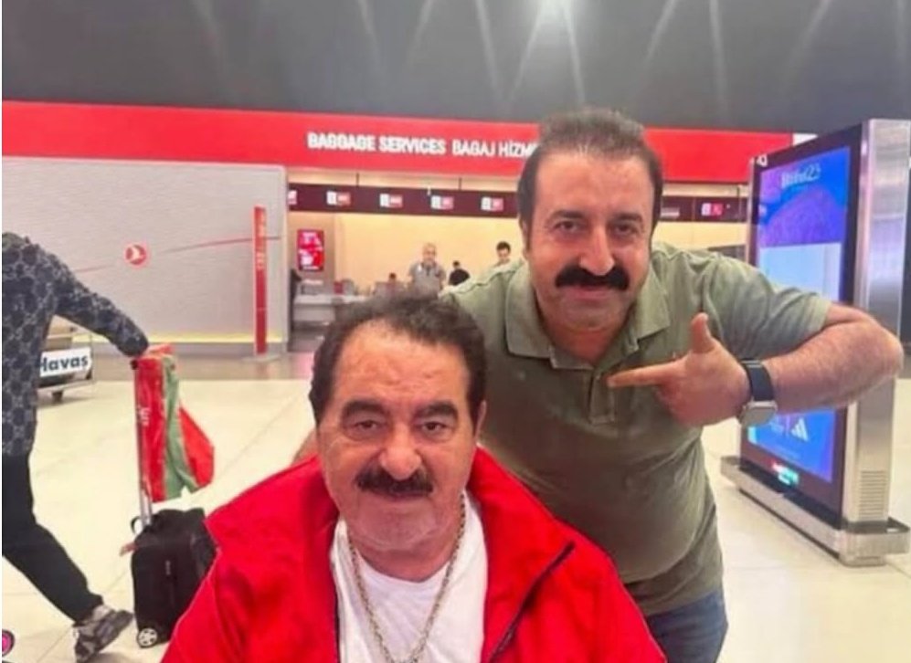 Başından silahla vurulmuş adamla verdiği poza bak 🤦