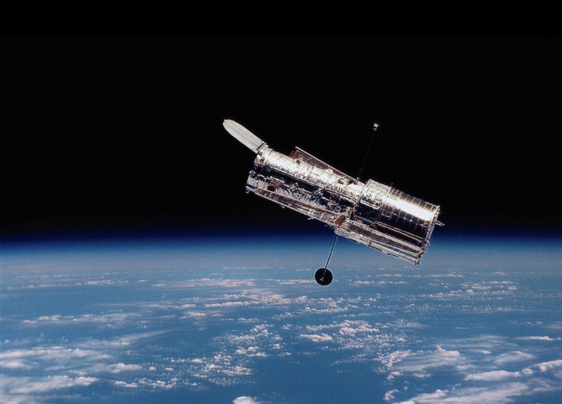 kazusuke_itou's tweet photo. 【 続き 】
アメリカの偵察衛星Discoverer 32には続きがあります。この後偵察衛星は発展を続けて100kmの長さのフイルムを搭載したKH-9 “HEXAGON”と呼ばれるものになり、更に後に同じメーカーの同じ技術でハッブル宇宙望遠鏡が作られることになります。#宇宙ばなし #ハッブル #HEXAGON #偵察衛星 https://t.co/hBR7vEib9y