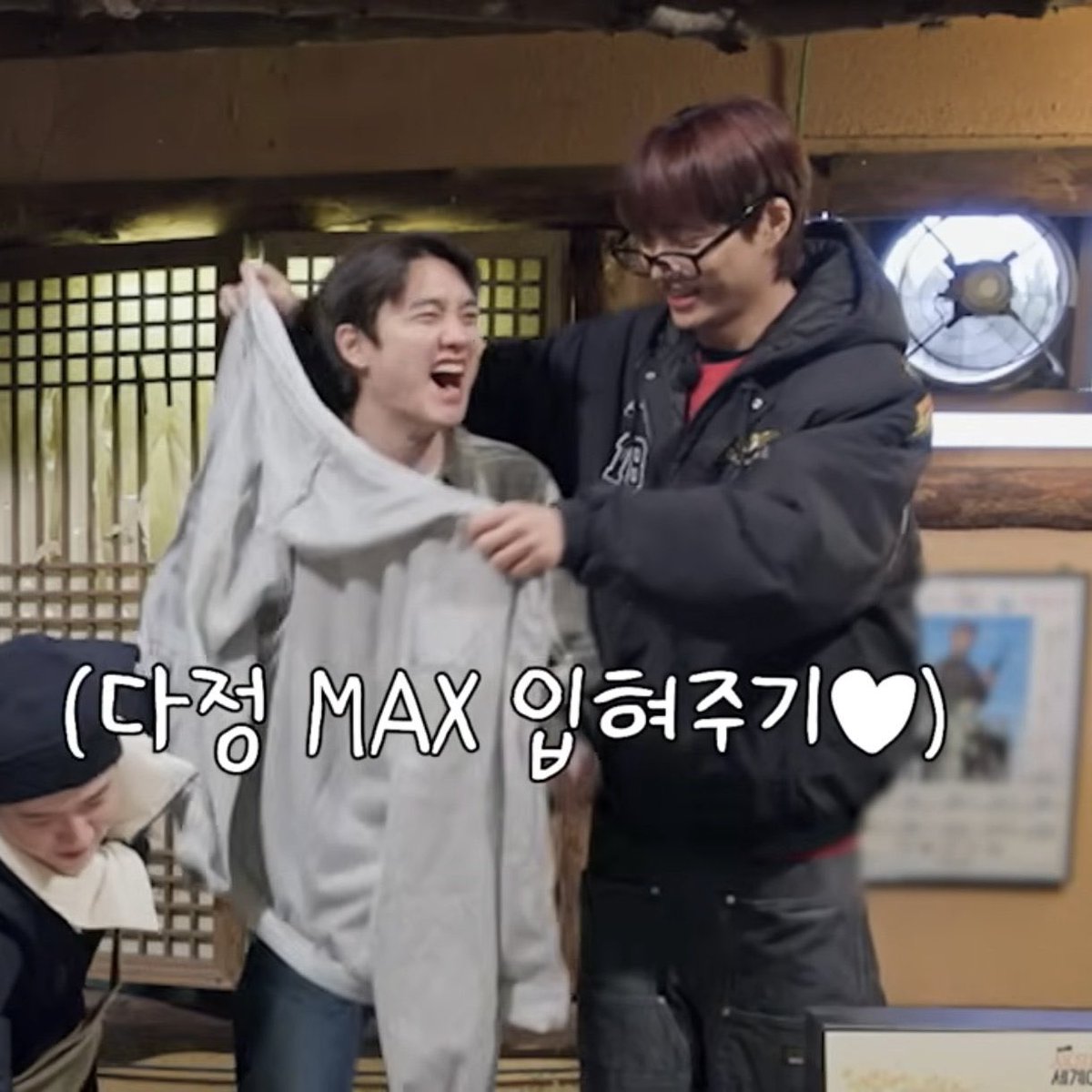 ชอบความสองมาตรฐานนี้มาก อยู่กับชานยอลถุงเท้ายังใส่เองไม่ได้ อยู่กับคยองซูทำให้เทอได้ทุกอย่าง อันนี้เมะเบียวป่ะ 55555