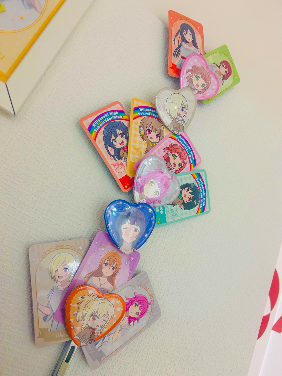 anchovy_info's tweet photo. 📸 アンチョビストア池袋店、準備完了！
15:00のオープンに向けて、ドレス姿のニジガクメンバーたちが美しく並びました🌈✨
梅田スカイビルコラボの限定アイテムがAnchovyストア池袋店にて本日よりお取扱い開始です🌃
ぜひ実物のキラキラ感を確かめに来てくださいね🌃
📍池袋駅東口 徒歩1分
#lovelive #虹ヶ咲 #アンチョビストア