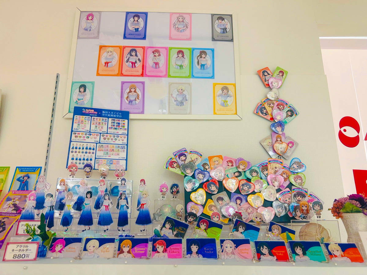 anchovy_info's tweet photo. 📸 アンチョビストア池袋店、準備完了！
15:00のオープンに向けて、ドレス姿のニジガクメンバーたちが美しく並びました🌈✨
梅田スカイビルコラボの限定アイテムがAnchovyストア池袋店にて本日よりお取扱い開始です🌃
ぜひ実物のキラキラ感を確かめに来てくださいね🌃
📍池袋駅東口 徒歩1分
#lovelive #虹ヶ咲 #アンチョビストア