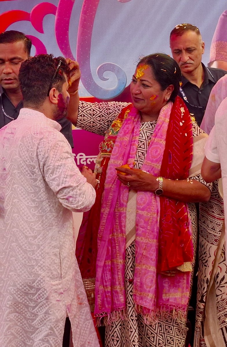 _hemantrohilla's tweet photo. Celebrating the vibrant spirit of Holi with the Hon’ble Chief Minister of Delhi,@gupta_rekha ji, and her husband Sir Manish Gupta ji, along with my dear friends Mohit and Kapil. Grateful for such colourful moments filled with warmth, joy and togetherness. happy Holi🌈 https://t.co/sT95XTfv3q