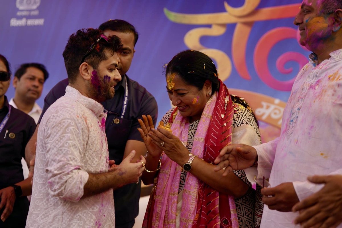 _hemantrohilla's tweet photo. Celebrating the vibrant spirit of Holi with the Hon’ble Chief Minister of Delhi,@gupta_rekha ji, and her husband Sir Manish Gupta ji, along with my dear friends Mohit and Kapil. Grateful for such colourful moments filled with warmth, joy and togetherness. happy Holi🌈 https://t.co/sT95XTfv3q