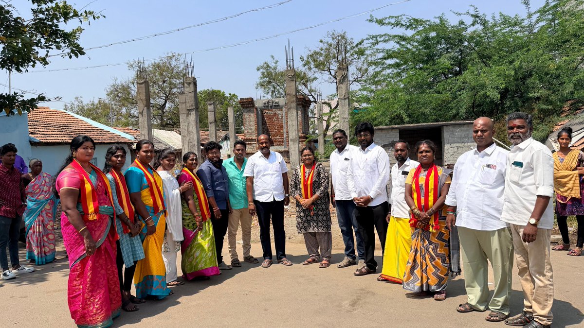 slmtvk's tweet photo. சேலம் தெற்கு தொகுதிக்குட்பட்ட 44வது வார்டு ஸ்ரீ பனஞ்சாரி அம்மன் திருக்கோவில் கட்டுமான பணிகள் நடைபெற்று வரும் நிலையில்,

கட்டுமான பணிக்காக தேவையான கட்டிட கம்பிகள் நன்கொடையாக கோவில் கமிட்டியிடம் கழக தோழர்களுடன் இணைந்து வழங்கப்பட்டது. https://t.co/isbTmnySOf