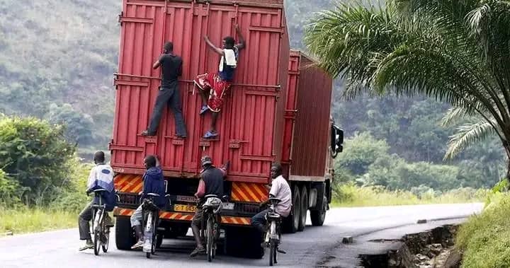 JumuiyaTv's tweet image. La pratique traditionnelle jugée dégradante connue sous le nom de « Dunyuri » a été interdite dans la commune de #Muyinga.
L’administrateur communal informe que toute personne qui enfreindra cette décision s’exposera à de lourdes sanctions.