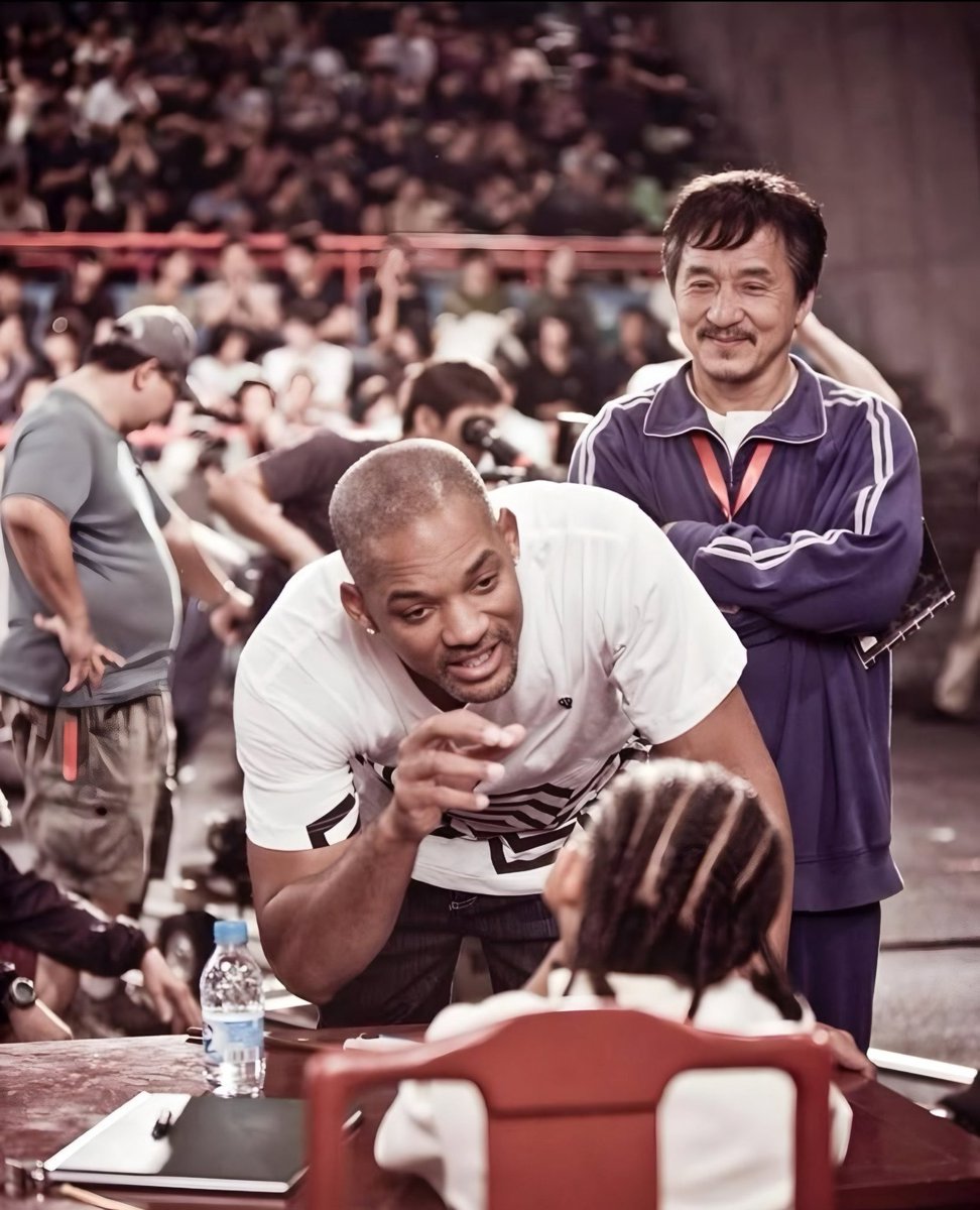 Will Smith asesorando a su hijo, Jaden Smith, en el set de Karate Kid mientras Jackie Chan observa.