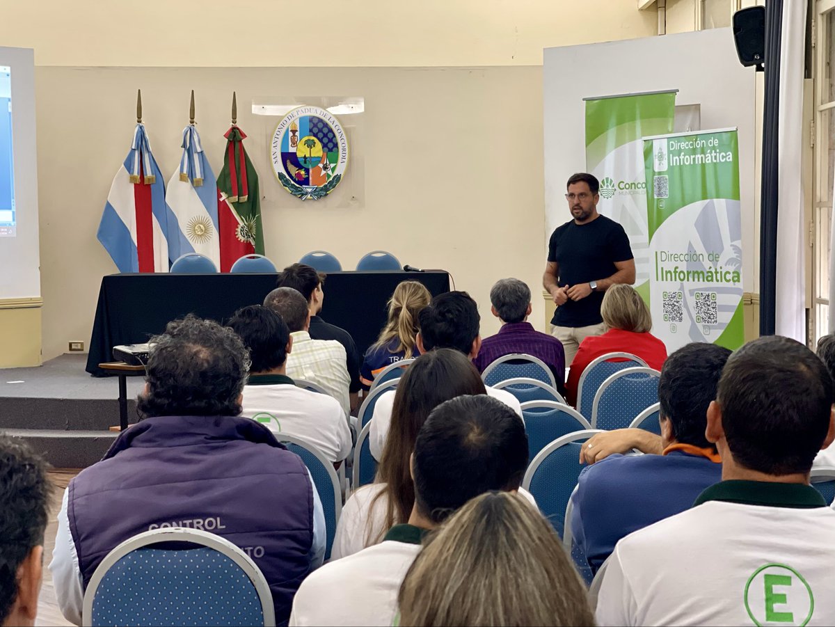 LucianoDOlio's tweet photo. Capacitación sobre el nuevo Sistema de Estacionamiento Medido en #Concordia

El sistema permitirá ordenar el estacionamiento, mejorar la experiencia de los vecinos y fortalecer la autonomía municipal, integrando tecnología y haciendo que los recursos queden en la ciudad. 🚗📲 https://t.co/QvY5V78usj