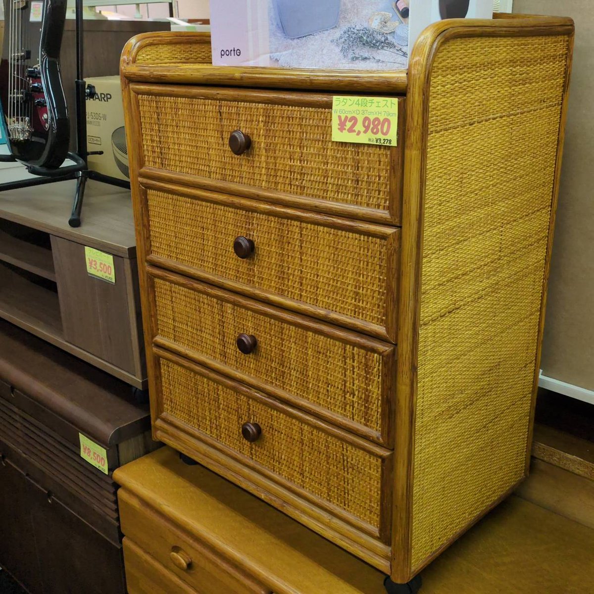 本日商品入荷情報 ラタン製4段チェスト レトロな雰囲気が 可愛い一品